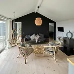 Summerhouse With Sea View In South Funen 度假居